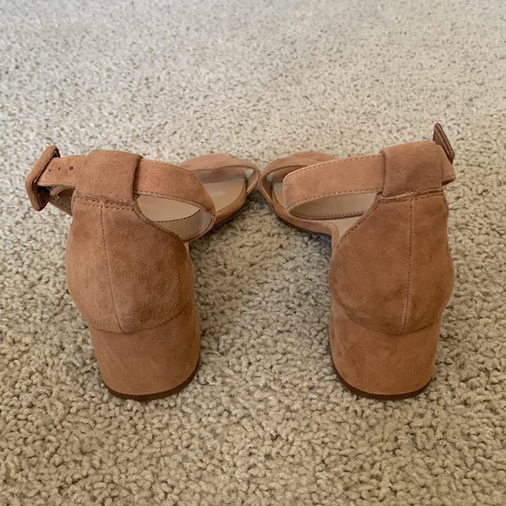 New Never-Worn Banana Republic Bare Low Block Heel Sandals 10.5 Tan Suede - Picture 5 of 7